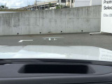HUD: ヘッドアップディスプレイはドライバーが前方に集中できるよう、ナビや車速情報をフロントガラスに投影するシステムです。