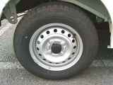 センタ-キャップ付きです。タイヤサイズは、145/80R12 80/78N LTです。