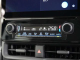 フルオートエアコン搭載。好みの温度に設定するだけで、風向や風量を自動でコントロール!いつでも快適な車内環境に。