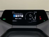 【トップマウントメーター】7インチディスプレイにミニマルなグラフィックメーターやLEDインジケーターを表示します。視線移動少なく表示が確認できる、運転に集中しやすい構成となっています。