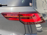LEDテールランプ(ダイナミックターンインジケーター付き)特徴的な配光パターンによって後続車からの視認性が高まり、万一の追突の危険性を軽減します。