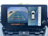 パノラミックビューモニター付きです。車両を上から見たような映像をディスプレイオーディオ画面に表示。運転席からの目視だけでは見にくい、車両周辺の状況をリアルタイムでしっかり確認できます。
