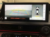 【パノラミックビューモニター(床下透過表示機能付)】クルマを上から見たような画像をディスプレイに表示し、運転席から確認しにくい箇所も確認できます。車両直下及びタイヤ付近のアンダーフロアの確認も可能です