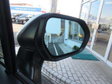 隣車線を走る車両をレーダーで検知し、ドアミラーでは確認しにくい後側方エリアに存在する車両に加え、急接近してくる車両も検知します。車両を検知するとドアミラーに搭載されたLEDインジケーターが点灯します。