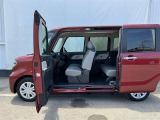助手席側ドアと左側スライドドアの間に柱のない車体構造となっており、広々使えて便利です!