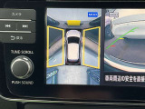 アラウンドビューモニターです。上空からお車の周りを見る感覚で表示されますので、車庫入れも簡単
