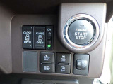プッシュスタートボタンの画像です。スマートキーを携帯さえしていれば、キーを探さなくてもお車の始動が出来て便利です!