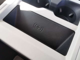 【ワイヤレスデバイスチャージング】コードをつなぐ必要がなく、置くだけで充電が可能です。