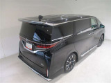 明るさが室内に溢れるムーンルーフですね。 暗い車内でも外の天候関係なく明るい光を取り入れることが出来ますね。 気持ちよくドライビングできますよ。