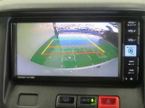 車両後方の映像を映すバックモニター。進路を確認しながら安全に車庫入れできます。