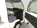【運転席】乗り降りがしやすいフラットな形状のシート。足元の空間も確保されており、長靴などを履いたままでもスムーズに運転操作が行えます。