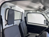 ゆったりと座れる運転席シートですのでストレスなく運転が出来ますよ!