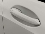 コンフォートアクセス付きでキーを携帯していれば施錠、開錠が可能です。