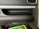 運転席インパネアッパーボックスは小物の収納に便利です。
