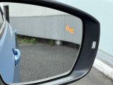 後側方の車両を検知し、ドライバーへ注意を促すレーンチェンジアシストを装備。