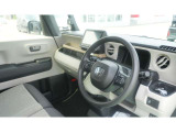 やわらかいカラーの内装です♪ 前席も広々としており、見晴らしも良く快適に運転していただけます☆