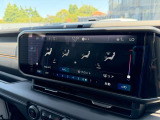 運転席・助手席の温度調節を個々に設定できるデュアルゾーンオートエアコンを装備しております。
