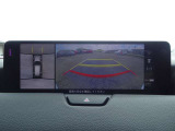 車体がシースルー(透過)して周囲の見通しを高めた設計の『360&deg;シースルービューモニター』を搭載。大きな車体でも、上空から見下ろす正確な視点で、狭い道や駐車をサポートします。