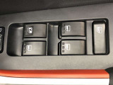 パワーウィンドのスイッチです。運転席に座りながら、助手席や後席の窓を開け閉めできるので大変便利ですよ。