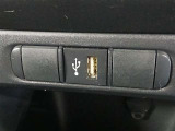 充電用USB端子付き。スマートフォンなどの充電に便利です。