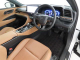 高級感のある美しいインテリアデザインの運転席です。
