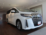 広々とした車内空間に優れた燃費性能。更にデザインも上質で人気のお車です!