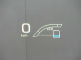 カラーヘッドアップディスプレイ付き。少ない視線移動で情報を確認できるので、運転の疲労軽減に繋がりますよ♪