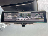 【スマートルームミラー】バックドアについてますカメラと連動して、後方の映像がルームミラーに映ります。