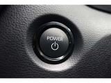 スマートエントリー&プッシュスタートはキーをバッグ等に携帯している時にブレーキを踏んでスタートボタンを押すとエンジンが始動します。車内に忘れた場合にはロック出来ませんので締め忘れの心配もなくなります!