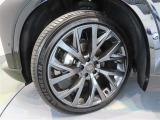 235/45R21。トヨタ純正アルミホイール。ダークグレーメタリック塗装。