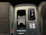 【電子制御式シフト】電気信号でギアを切り替える仕組みです。特徴として、操作後にレバーが元の位置に戻る、Pポジションは独立したボタン式、省スペースで軽い力で操作できることが挙げられます。