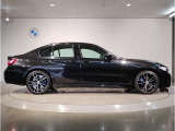 【BMWの伝統-3】BMWのお車は、&ldquo;駆け抜ける歓び&rdquo;を体現しております。走行の安定性とコーナリングの良さを追求し、思い通りにハンドルの操作可能です。