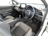 シンプルで使いやすいデザインの運転席です。