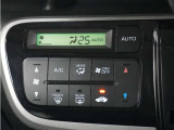 フルオートエアコン搭載。好みの温度に設定するだけで、風向や風量を自動でコントロール!いつでも快適な車内環境に。