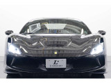 跳ね馬史上最後のV8ミッドシップ、F8トリブート。後継296はV6ハイブリッドへ移行し、その希少性は年々高まっています。深く艶やかなネロデイトナ。