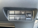 運転席のハンドル右奥側にまとめられたスイッチ群。一目で分かりやすく操作しやすいです。
