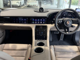 弊社2階のショールームにて約14台の車両を展示しております。色とりどりのポルシェと共にご来場お待ちしております。