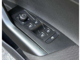 運転席ドアに集約されたパワーウィンドスイッチで全窓をスマートに操作できます。