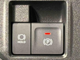指先だけで簡単に操作が可能な電動パーキングブレーキを採用。「HOLD」スイッチを押すと、渋滞や信号待ちなどでブレーキペダルから足を離しても、ブレーキを保持するので安心です