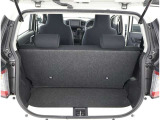 リヤシートのシートバックを倒せば、更に積載容量が広くなり、よりたくさんの荷物の収納長尺の荷物の収納が可能になります♪