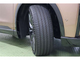 タイヤサイズ 235/45R21。