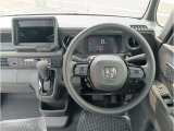 運転席周りです。カップホルダーや小物の収納などは必須ですよね!!使い勝手の良いつくりになっております!!