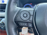 ステアリングスイッチ付き。前方から目を離すことなく操作することが可能です。