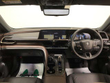 ディスプレイや操作スイッチを水平に集約、運転中の視線移動や動作を最小化できるようなレイアウトになっています。ドライバーは運転に集中でき、一緒に乗る方は心地よく移動を楽しめる空間となっています。