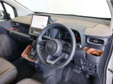 落ち着いた色合いで統一された室内。居心地の良い運転席がロングドライブをサポート。