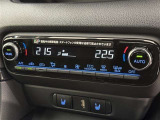 左右独立温度コントロールフルオートエアコンです。運転席、助手席それぞれで独立して温度設定ができます。冷え性の方が乗っても安心ですね♪