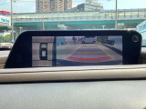 車体がシースルー(透過)して周囲の見通しを高めた設計の『360&deg;シースルービューモニター』を搭載。大きな車体でも、上空から見下ろす正確な視点で、狭い道や駐車をサポートします。