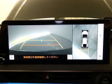 【全周囲モニター】車を上空から見下ろしたような映像をカーナビ画面に映し出し、車庫入れや縦列駐車をサポートしてくれます。