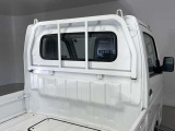 【細かい細部まで洗浄済】エンブレムやヒンジ部分まで細部にわたって洗浄しております。