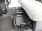 助手席シートアンダートレイ。車内の掃除用具など、車には置いておきたいけど、目につくところには置いておきたくないものの収納にピッタリ。